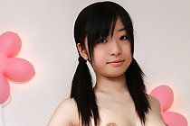 Shaved student Shizuku sucking lollipop and stripping