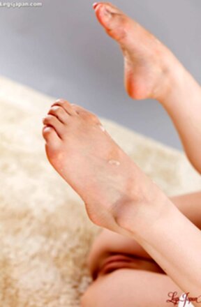 Kogal Kasugano Yui lowers panties in uniform and gives footjob on her back